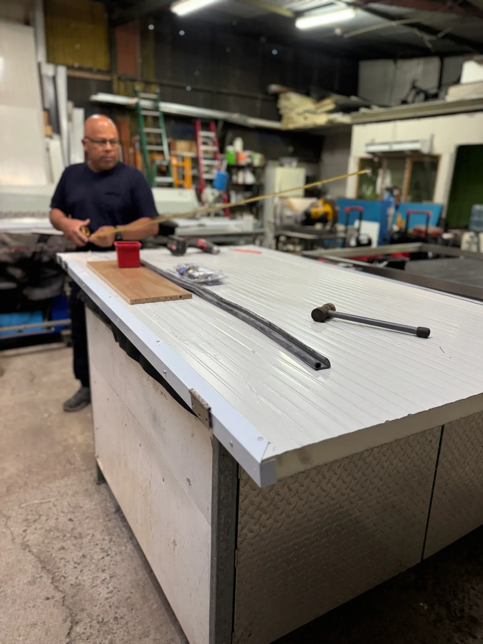 Fabricación de panel aislado para cuarto frío en planta de INPRE