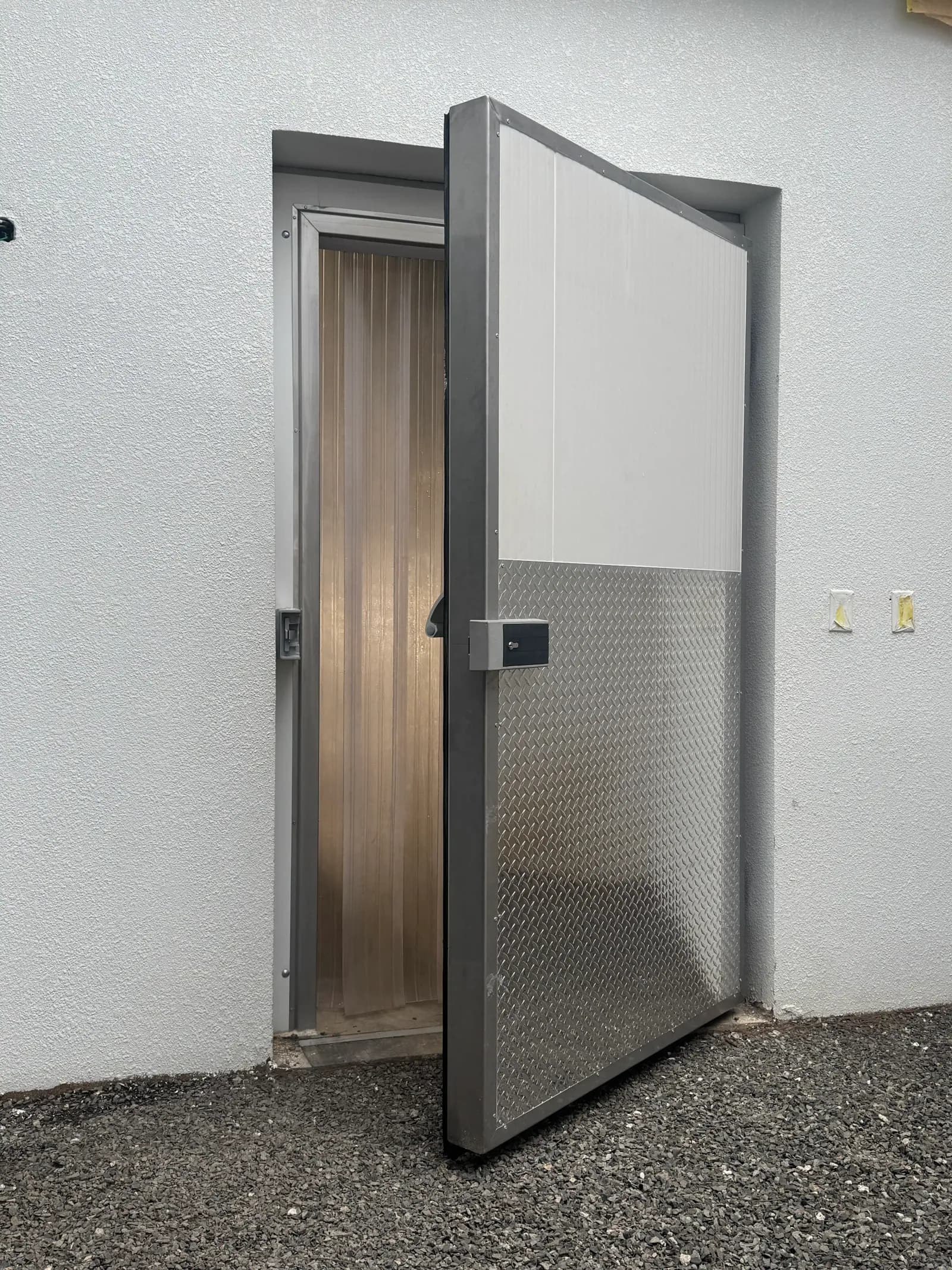 Puerta abatible para cámara de refrigeración con marco aislado