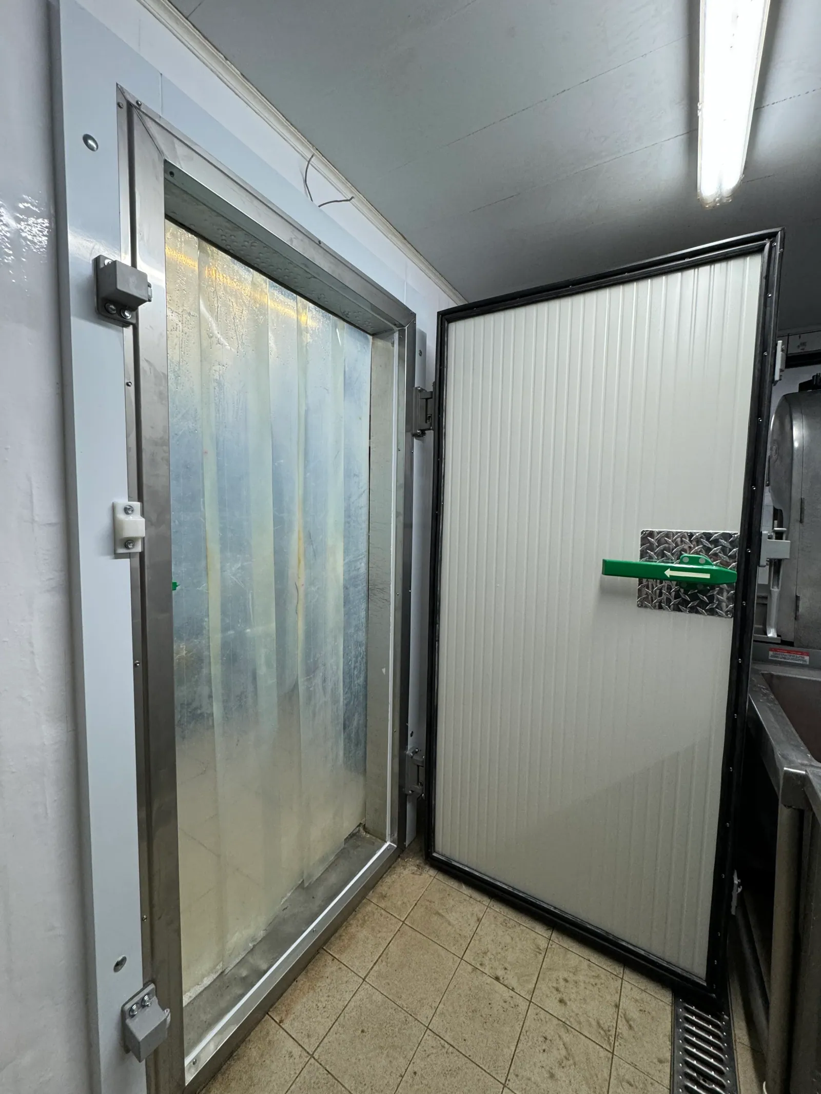 Conjunto de puerta abatible y marco para cuarto frío