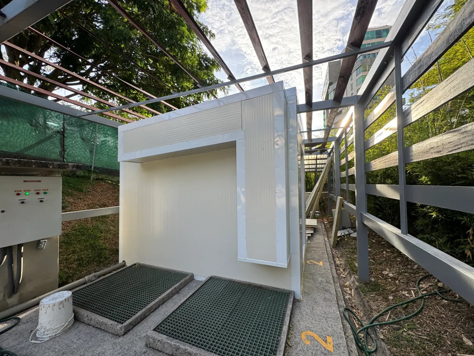 Encerramiento acústico exterior montado sobre una planta de tratamiento