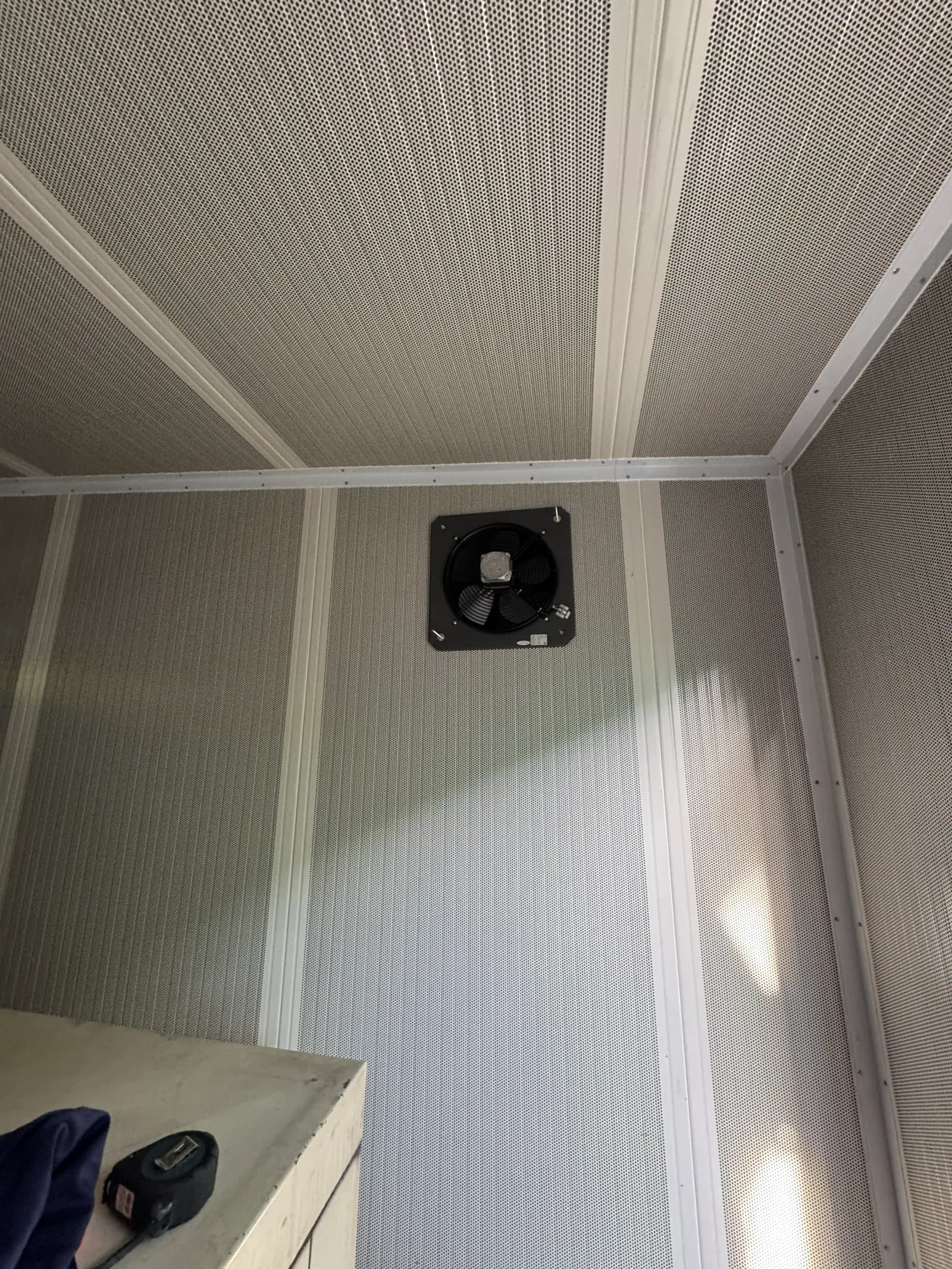 Forro interior de panel microperforado con extractor de ventilación