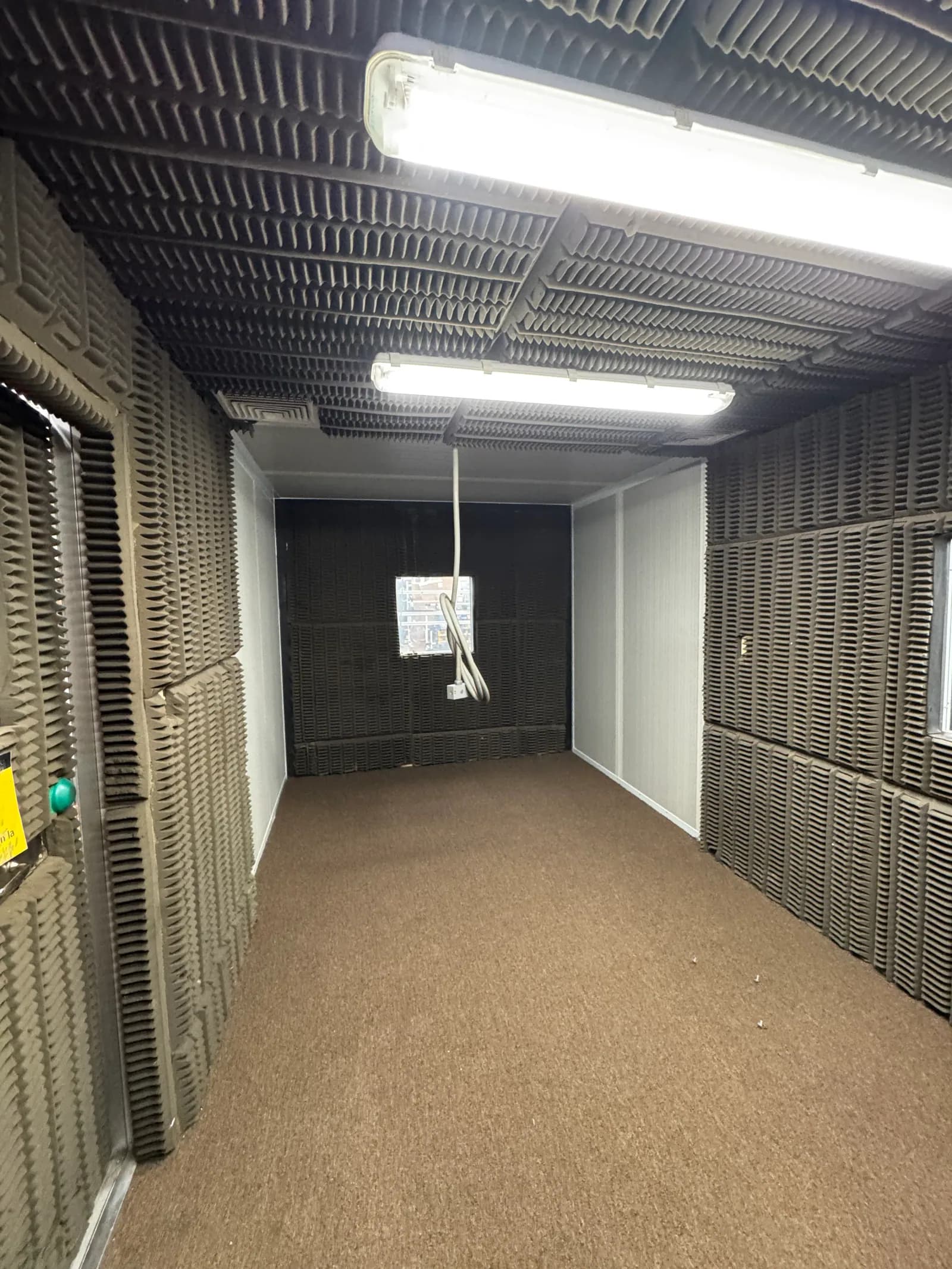 Interior de un cuarto acústico con cuñas absorbentes en paredes y cielo
