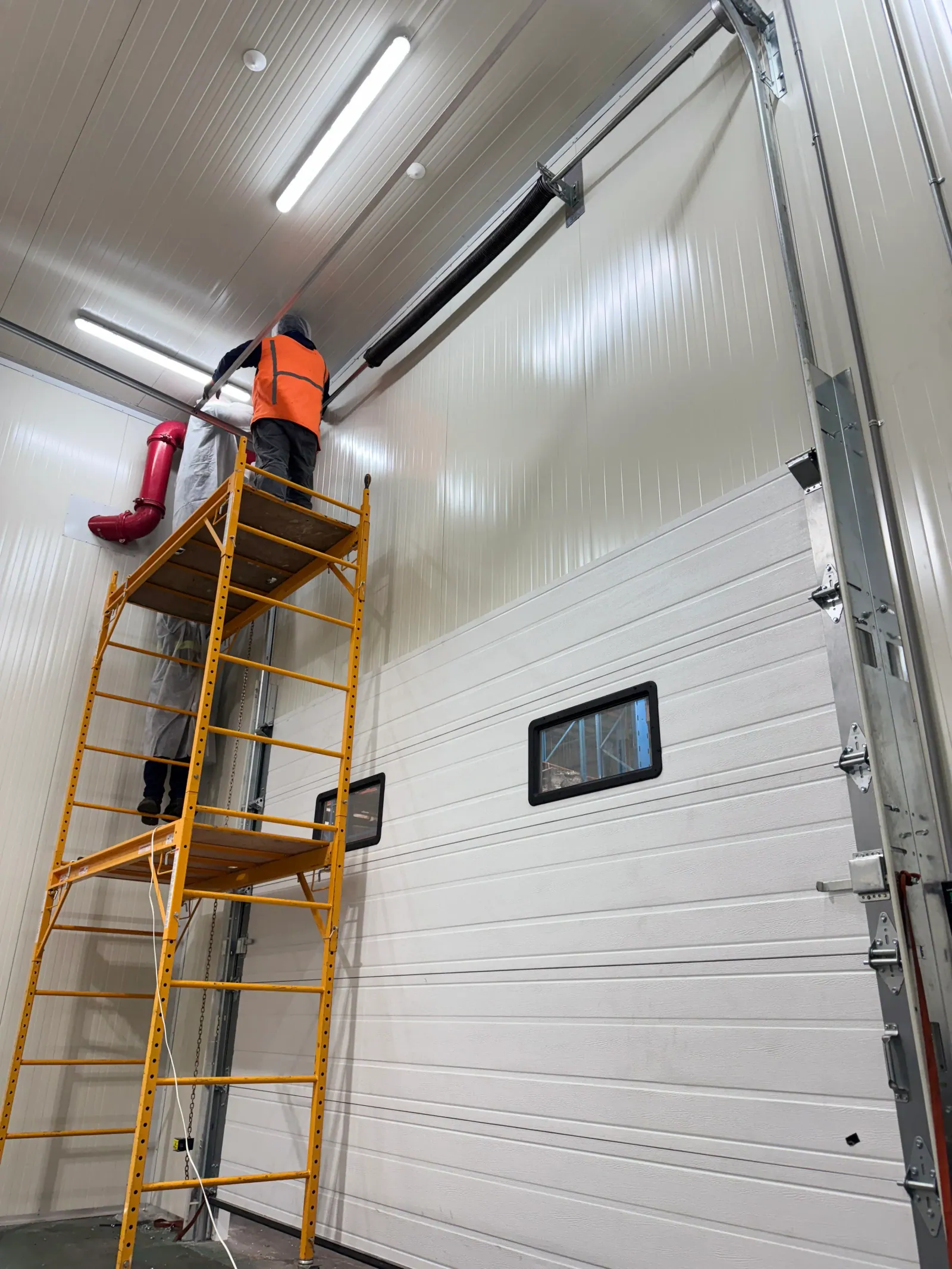 Instalación de paneles y puerta de cuarto frío industrial