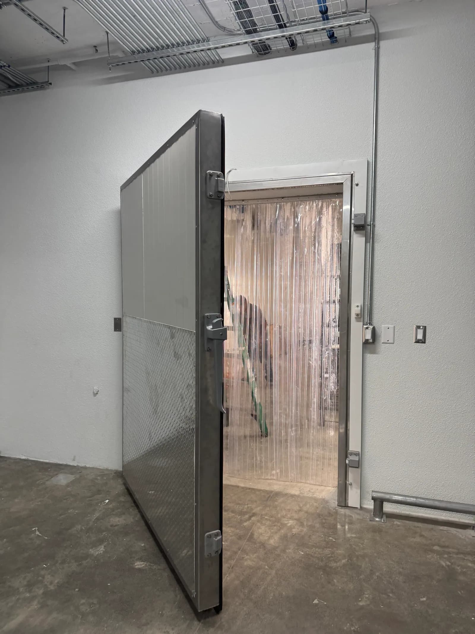 Cold room with cold-storage door and PVC strip curtain installed by INPRE